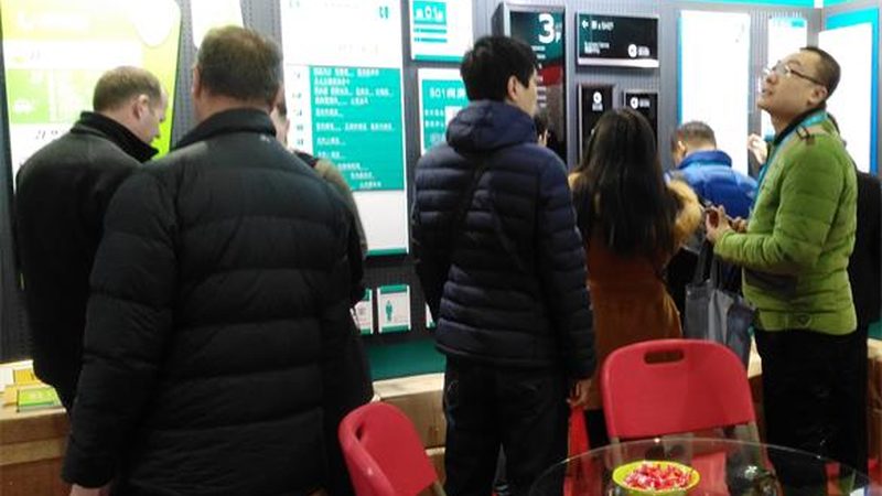 木质标牌：为何成为展馆空间中的优雅之选？**